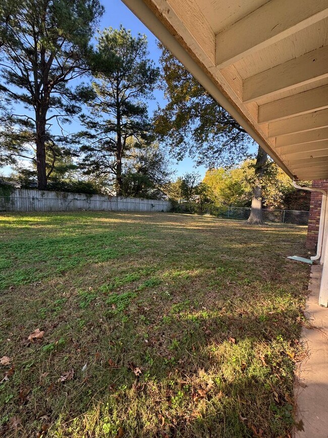 Building Photo - 3 Bedroom Home with Fenced Yard!!