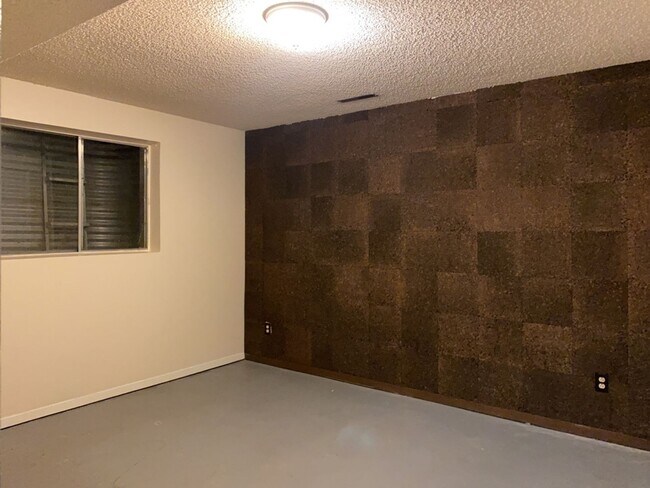 Building Photo - Start a Lease by 12/1 and Receive a $500 R...