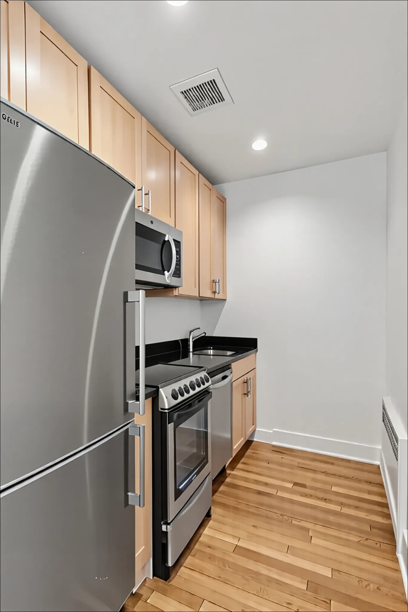 Building Photo - 201B E 82nd St