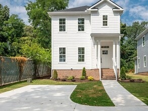 Building Photo - 711 N Main St