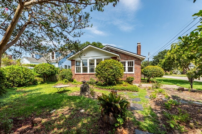 Building Photo - 25 8th Ave