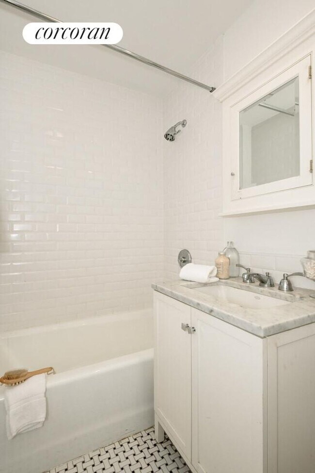 Building Photo - 27 W 72nd St