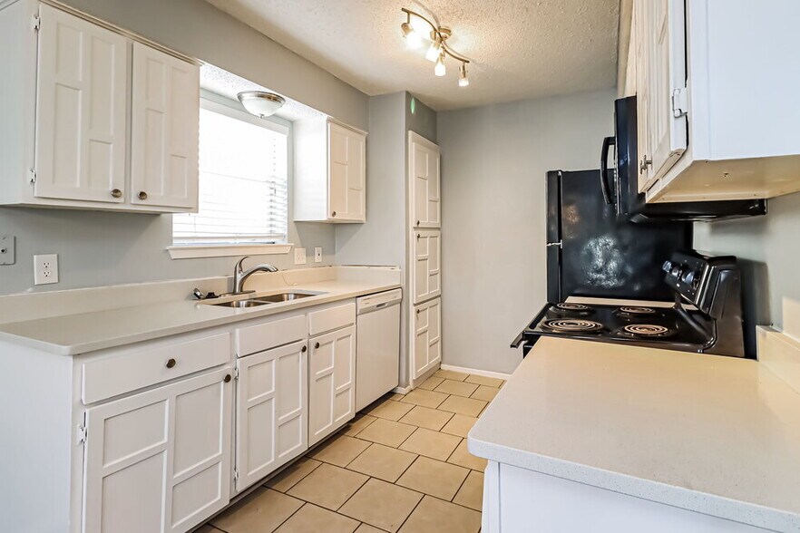 Building Photo - 2821 Lana Cir