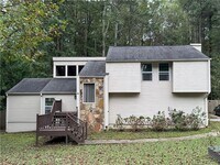 Building Photo - 2400 Salem Dr