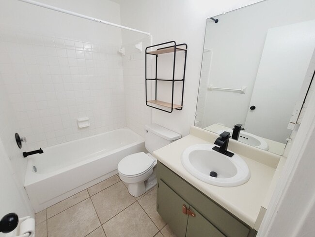 Building Photo - CLASSY NE 2/1.5 w/ Vaulted Ceilings, Privacy Fenced Yard, Washer/Dryer, & Walk in Closets! Availa...