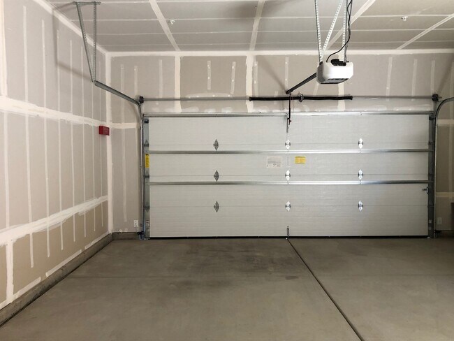 Building Photo - $2,695 Ashlan & Armstrong, 4 Bedroom - E. ...