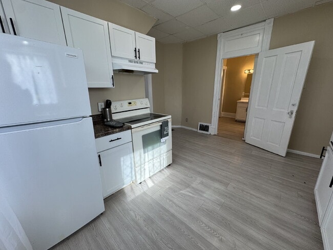 Building Photo - 3 Bedroom 2 Bath Where Timeless History Meets Modern Living!