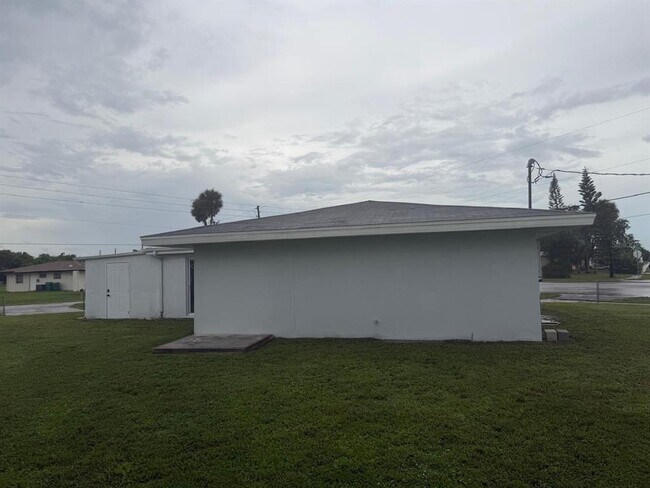 Building Photo - 2288 Harbor Blvd