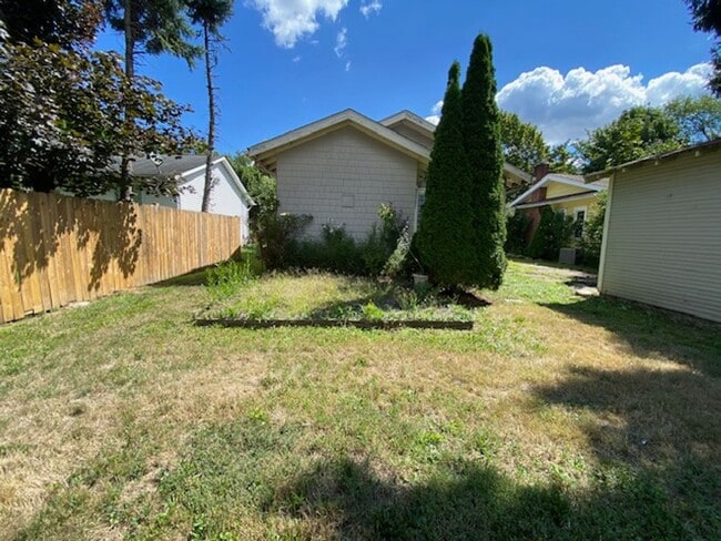 Building Photo - Sunny North Hill Bungalow • Hardwood Floor...