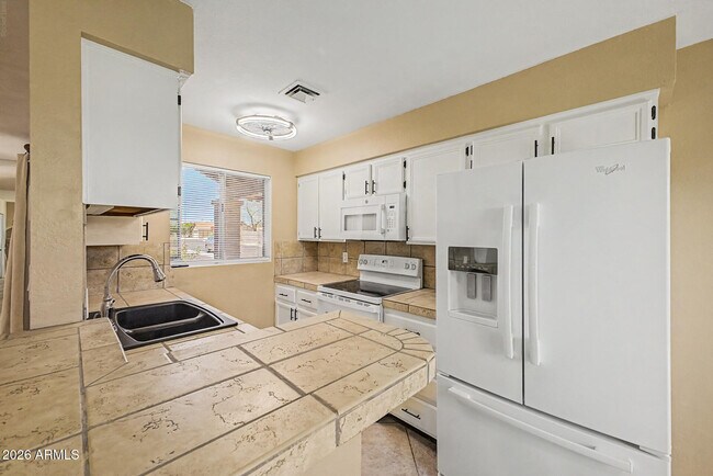Building Photo - 20420 N 6th Dr