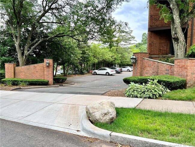 Building Photo - 181 Loomis Dr