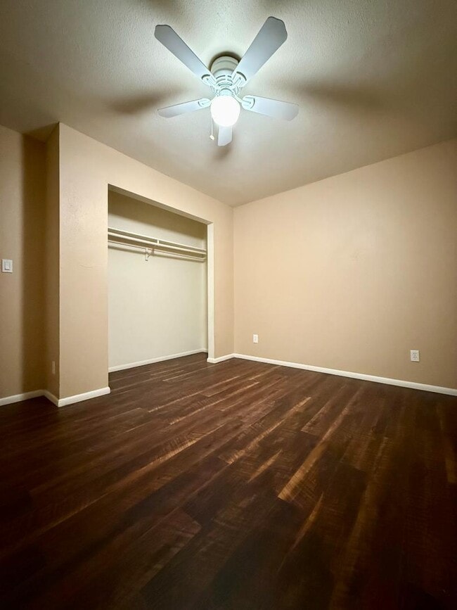 Building Photo - 825 E 5th St