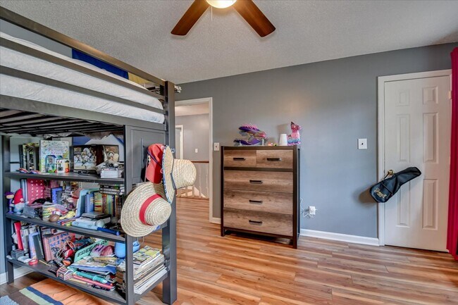 Building Photo - 4 bedroom 3 full bathroom home in heart of...