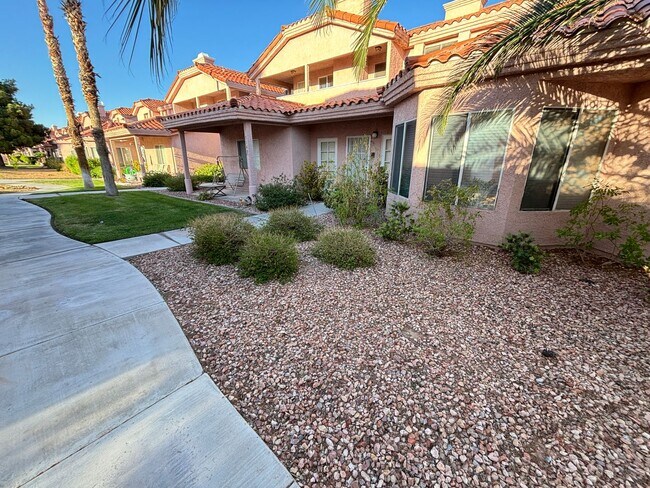 Building Photo - Stunning 3Bed/2Bath/2Car 1st Floor Condo with Private Yard, and Luxurious Amenities! $300 Off Mov...