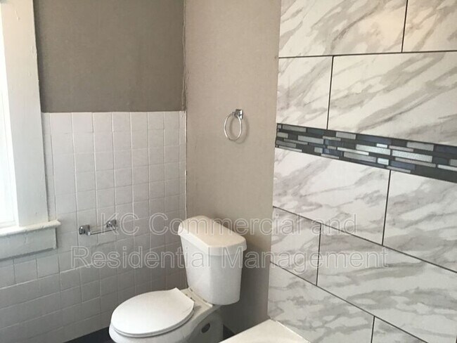 Building Photo - 107 Clinton Pl