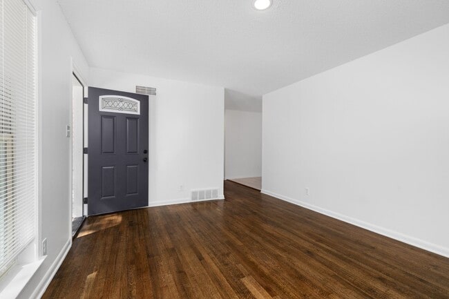 Building Photo - 3 bedroom, 2 bath recently renovated in So...