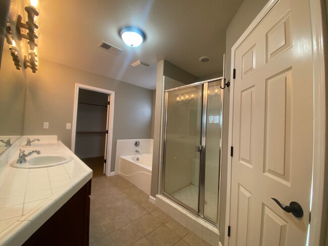 Building Photo - In Hanford-4 Br 2.5 Ba Available Now