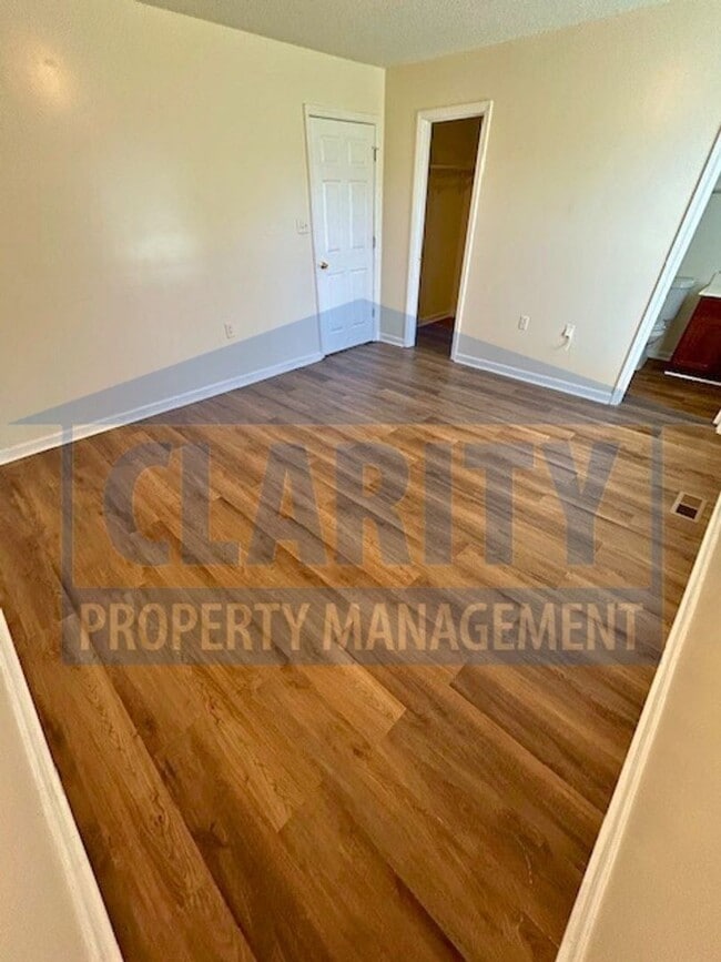 Building Photo - Two bedroom townhome w/ garage!