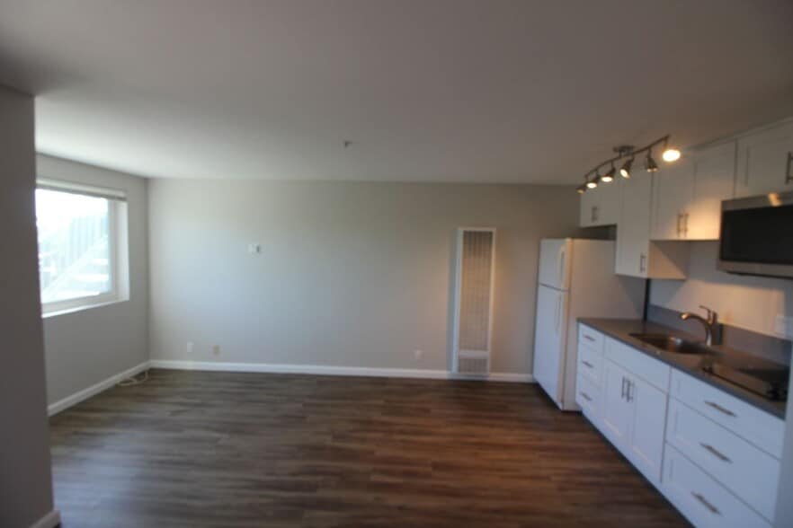 Building Photo - 227 Avenida Lobeiro