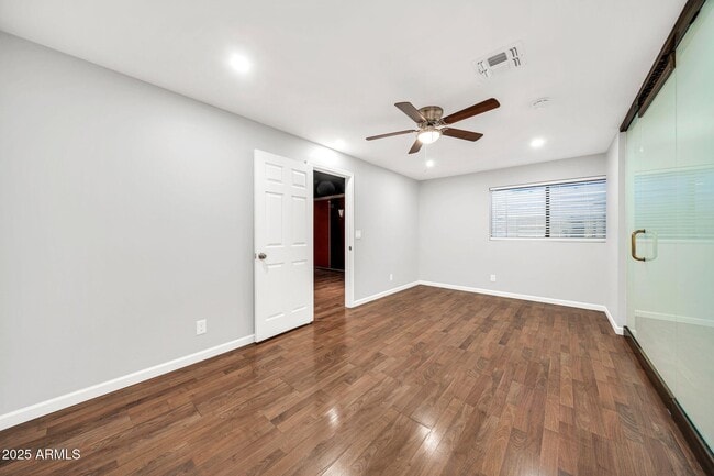 Building Photo - 5044 E Paradise Ln