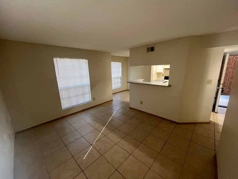 Building Photo - 8635 Mallard Reserve Dr