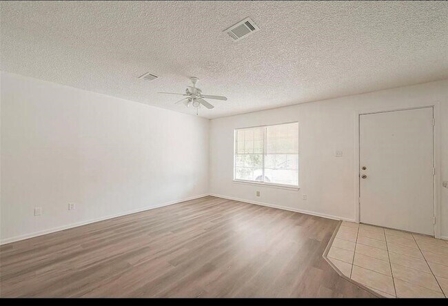 Building Photo - 8430 Round Rock Dr