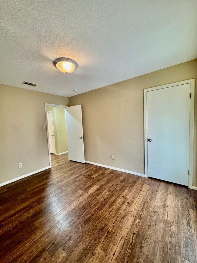 Building Photo - 5122 Moultrie Dr