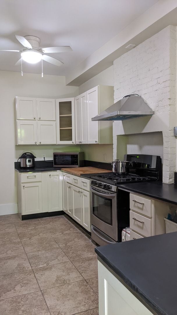 Building Photo - Renovated 3 Bedroom 2 Bathroom House Across From The Park