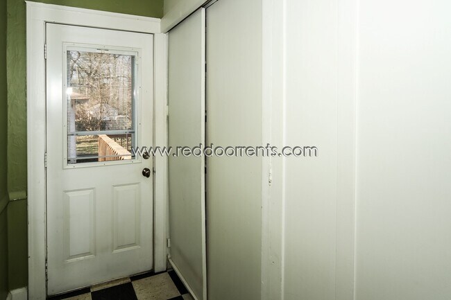 Building Photo - Coming Soon! 2 Bedroom/ 1.5 Bath Forest Hi...