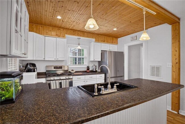 Building Photo - 302 Lindsay Rd