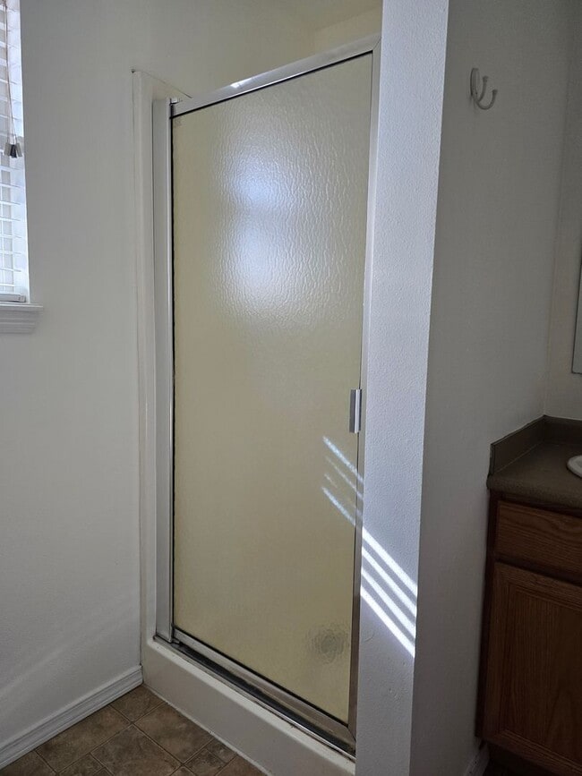 Building Photo - Bring the Pets!  Midtown 2 Bdrm Cottage, w/Den, 2 bath, All Appliances incl washer/dryer, Storage