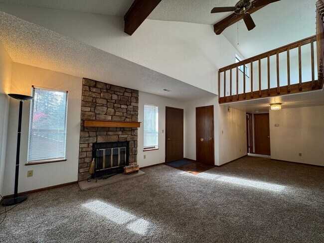 Building Photo - Open and bright top floor 2BD/2BA Condo wi...