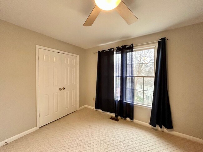 Building Photo - 5 Milestone Manor Ct