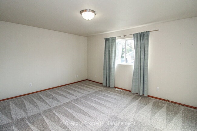 Building Photo - Bright and Spacious 5 bed Home - Steps from Martha Lake Airport!