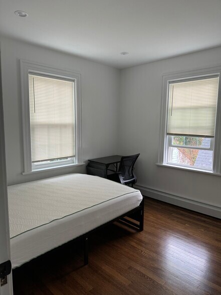 Building Photo - 1542 Tibbits Ave