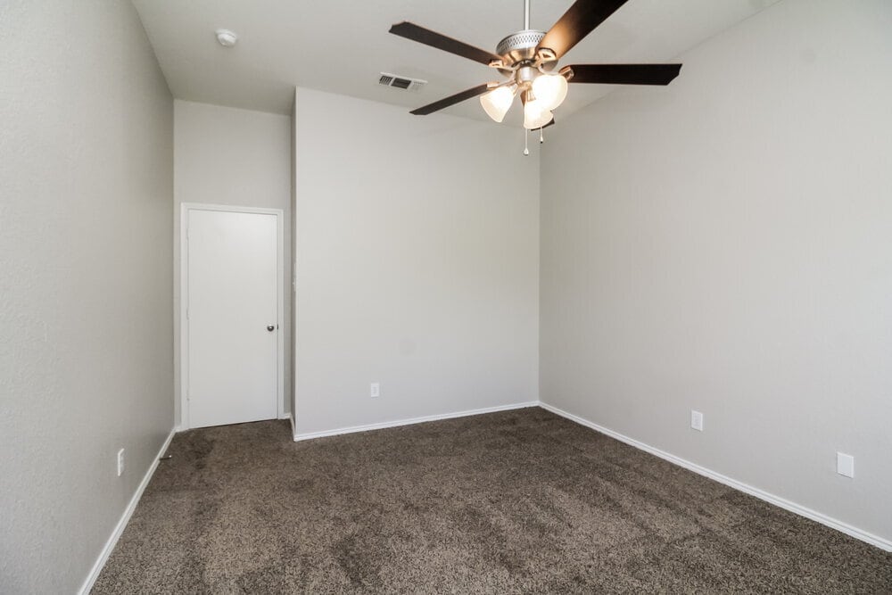 Building Photo - 900 Springfield Dr