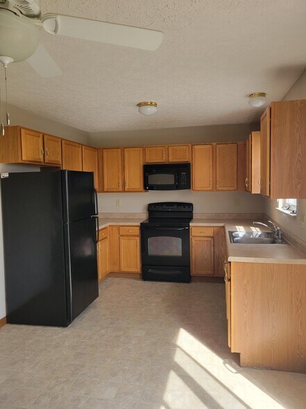 Building Photo - 604 Parkside Commons Ct