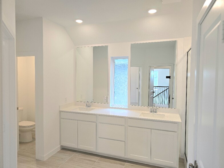 Building Photo - 27139 Blue Pool Dr