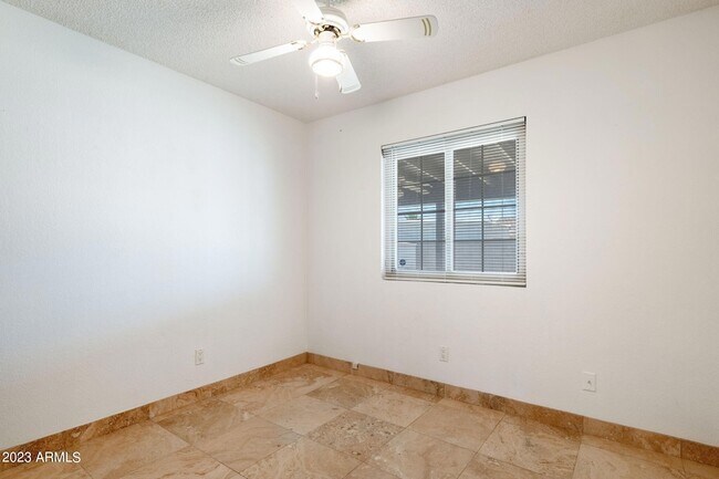 Building Photo - 964 W Hackamore St