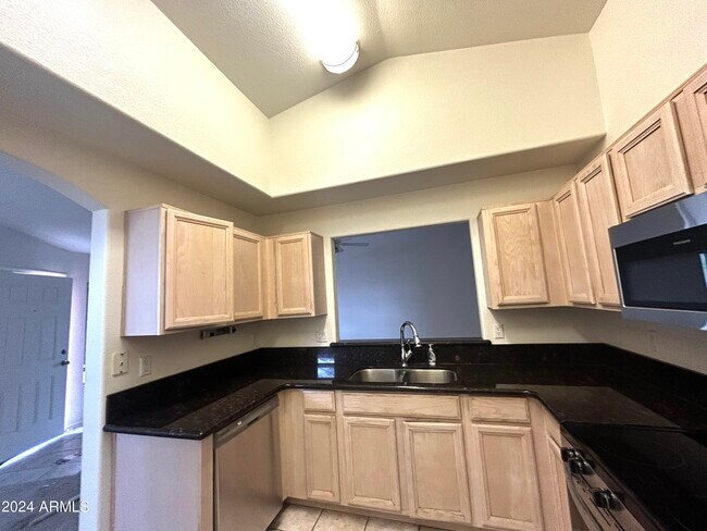 Building Photo - 755 W Baylor Ln