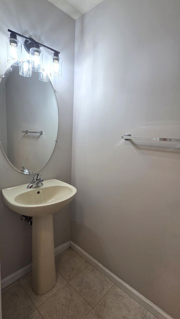 Building Photo - Beautiful 3 bedroom 2.5 bathroom END Unit ...