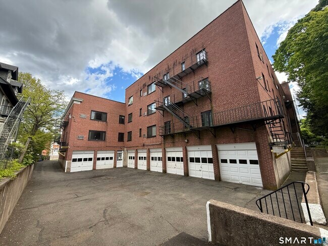 Building Photo - 570 Whitney Ave