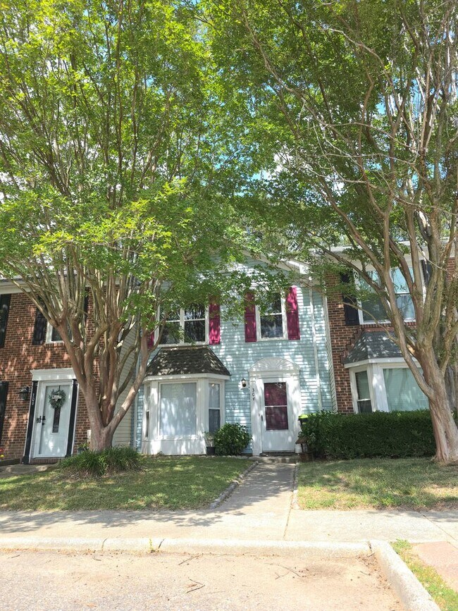 Building Photo - Move in Ready 3 Bedroom Townhouse in Yorktown!