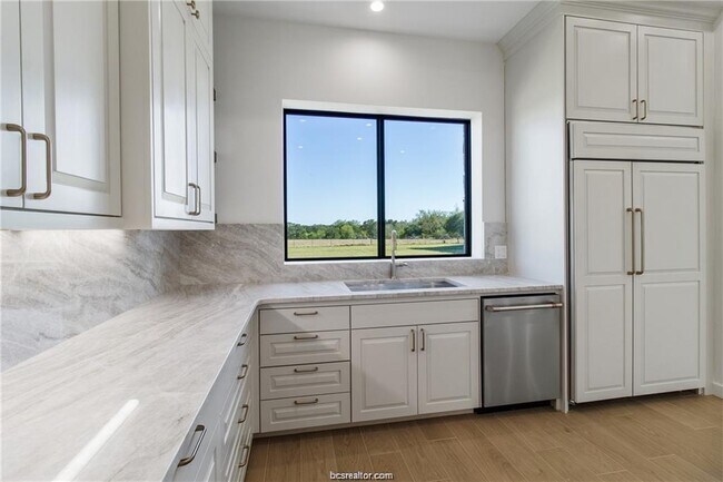 Building Photo - 4558 Hicks Ln