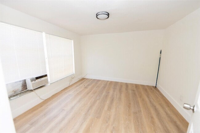 Building Photo - 2510 NE 3rd Ave