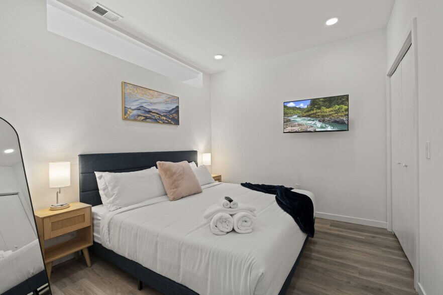 Building Photo - 501 N Perth St