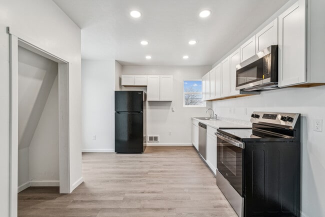 Building Photo - 913 1/2