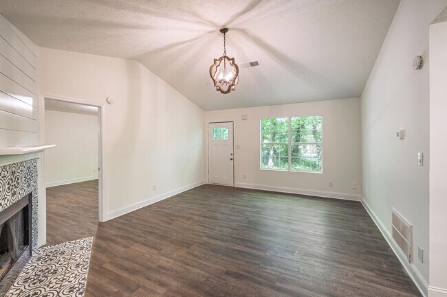 Building Photo - Updated Ranch on 1.6 Acres in Senoia. East Coweta Schools!