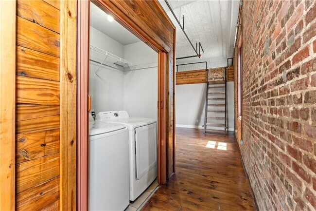 Building Photo - 558 St Francis St