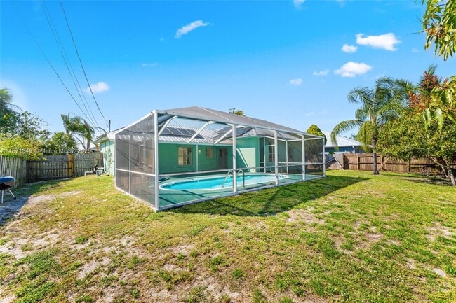Building Photo - 4657 SW Leeward St